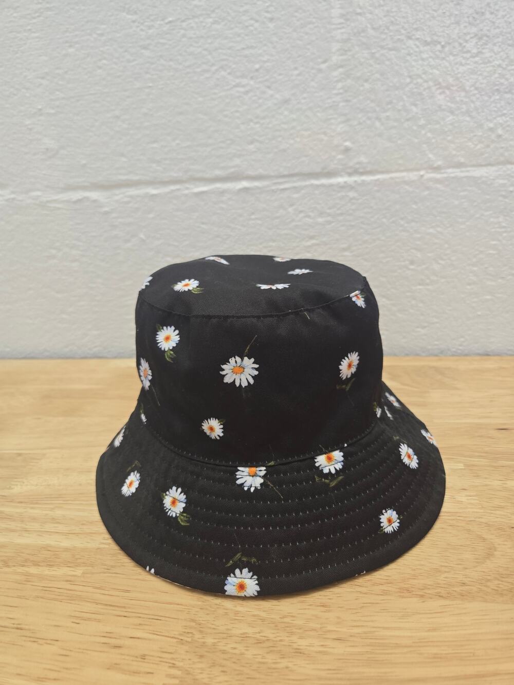 Alice + Olivia Reversible Daisy Bucket Hat Black White Floral One Size